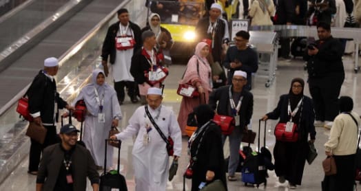 Anwar Sends Prayers as Malaysian Pilgrims Begin Hajj