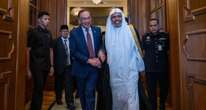 Anwar, MWL Chief Discuss Global Conflicts and Muslim Welfare