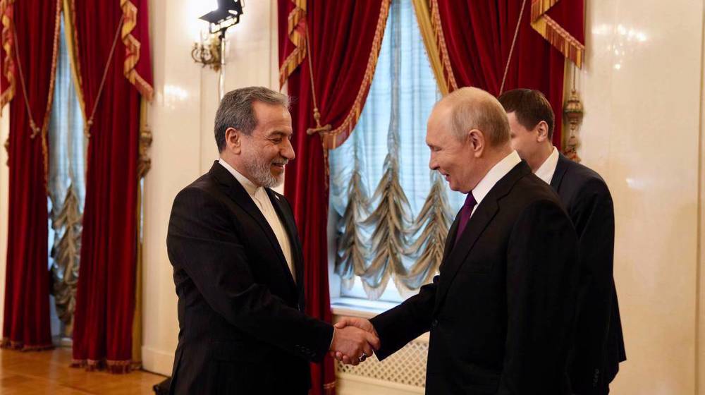 Putin Praises Iran’s Resistance in Meeting With Araghchi