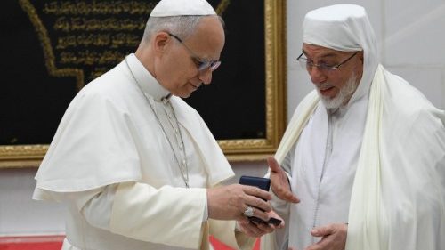 Pope Visits Algiers Grand Mosque, Calls for Peace